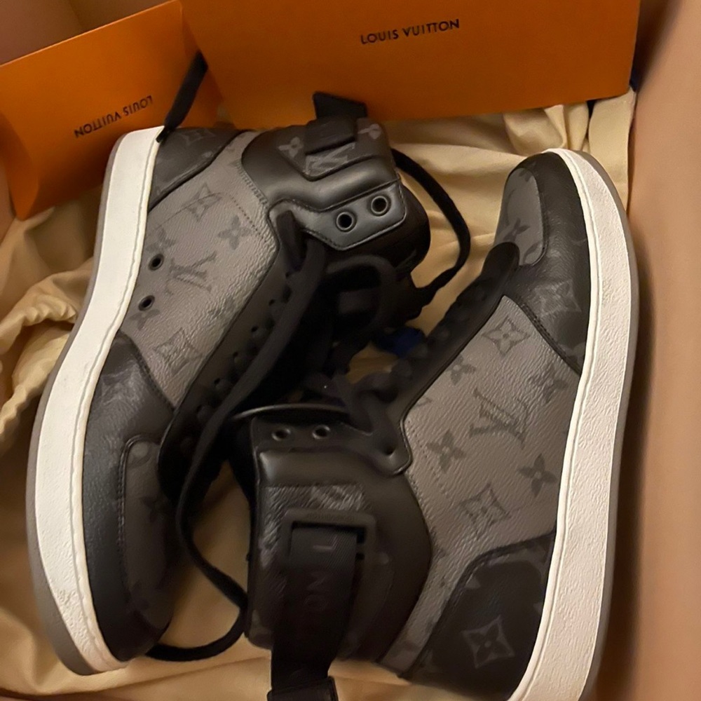Size 7 in Louis Vuitton but they fit 8.5 in men
